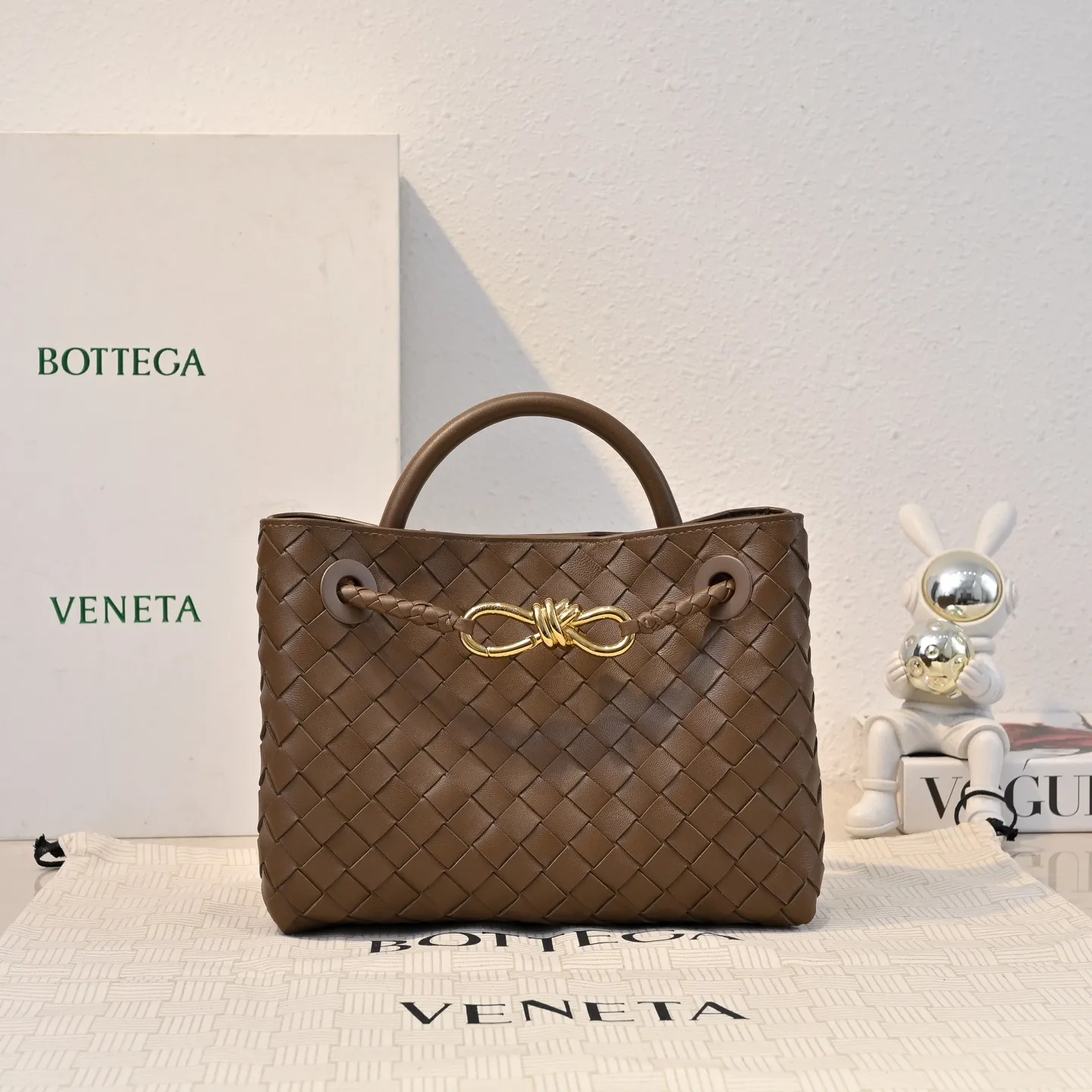Batch 1860 B's spring and summer new style continues the brand's woven pattern style with detailed metal knot switch buckles. This time, the shoulder straps are also made into tube weaving, showing different craftsmanship. The carrying method is changeable to create more different styles. Intrecciato woven leather small handbag, equipped with sliding crossbody strap. Internal compartments, including 1 zipper pocket and 2 open pockets. Magnetic buckle closure. Size: 25*20*10cm Model: 7463#